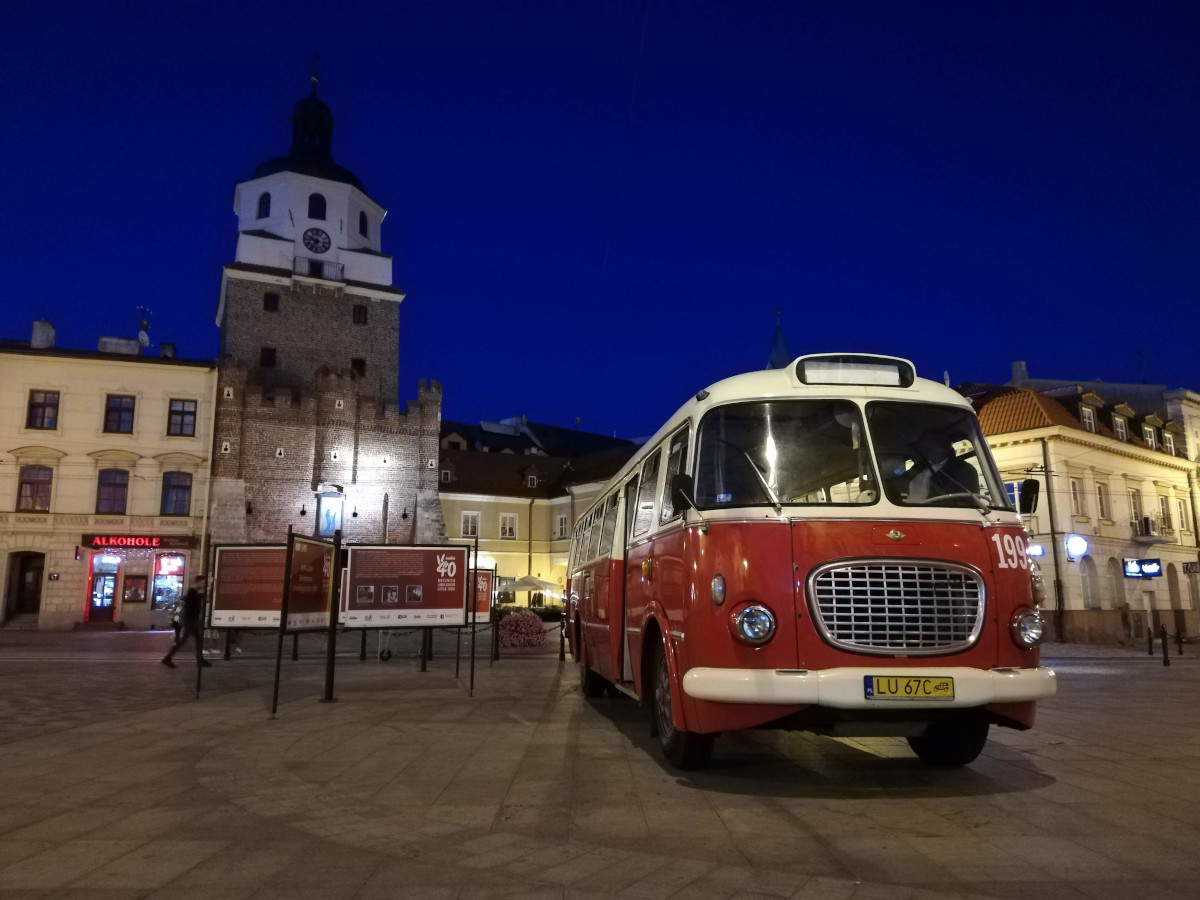 Zabytkowy autobus w Lublinie pod Bramą Krakowską.