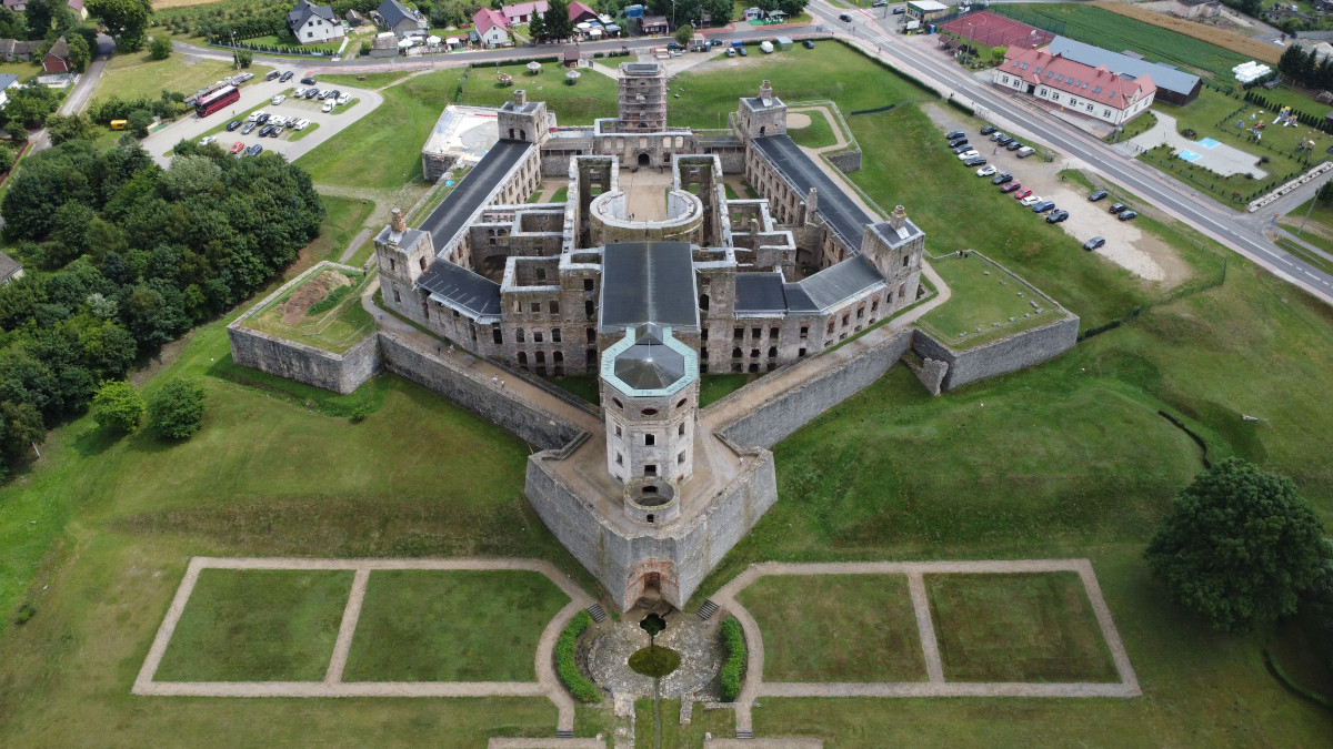 Zamek Krzyżtopór w Ujeździe z lotu ptaka.