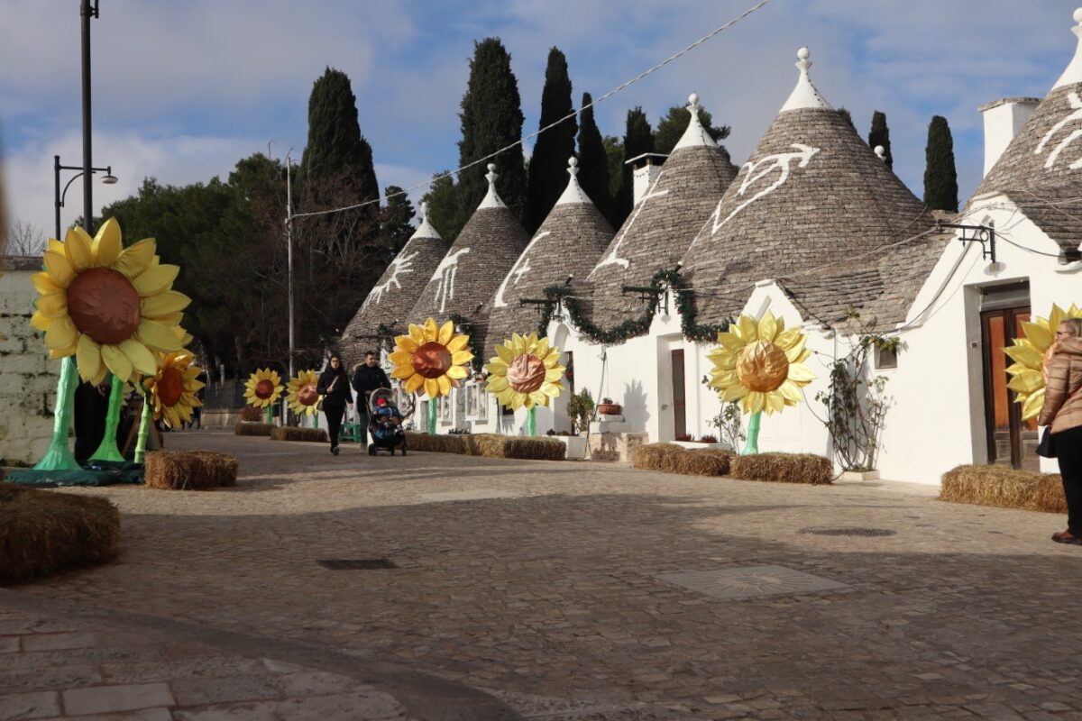 Znaki na dachach Trulli w Alberobello.
