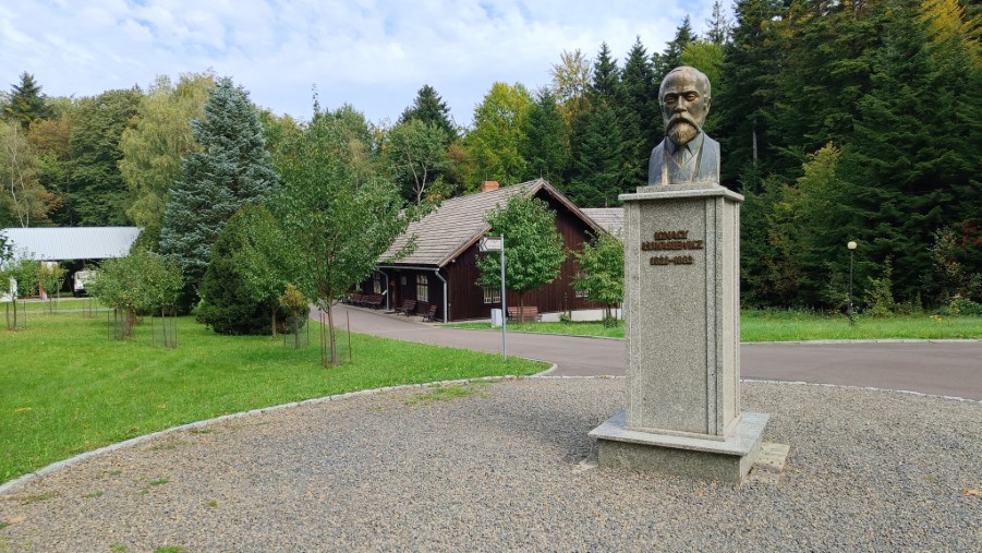 Pomnik na cześć Łukasiewicza w Muzeum w Bóbrce.
