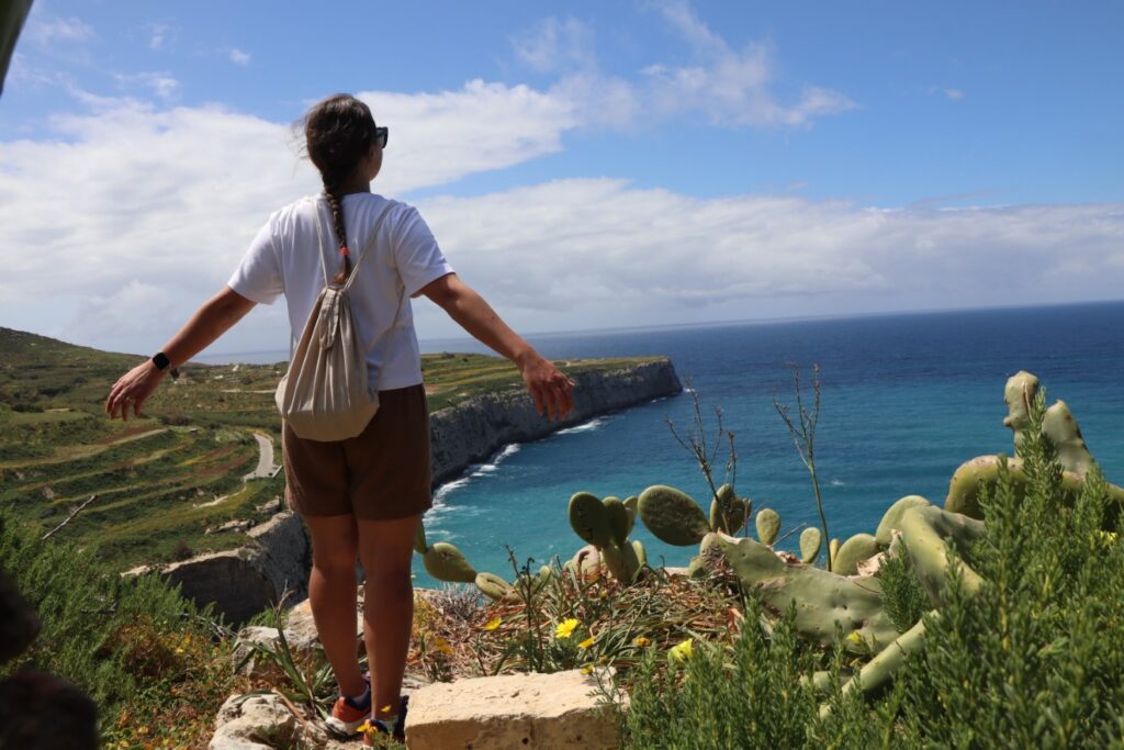 klify-malta-kasia Kasia z panoramą klifów na Malcie.
