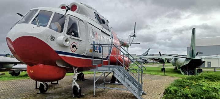 Helikopter ratowniczy w Muzeum Sił Powietrznych w Dęblinie