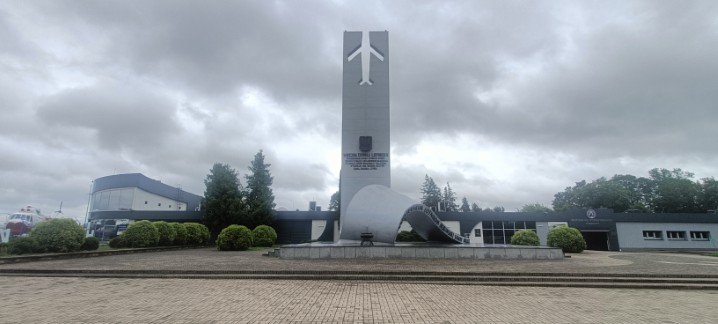 Pomnik w Muzeum w Dęblinie.